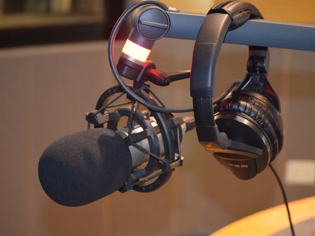 Micro de studio et casque audio suspendus à une perche